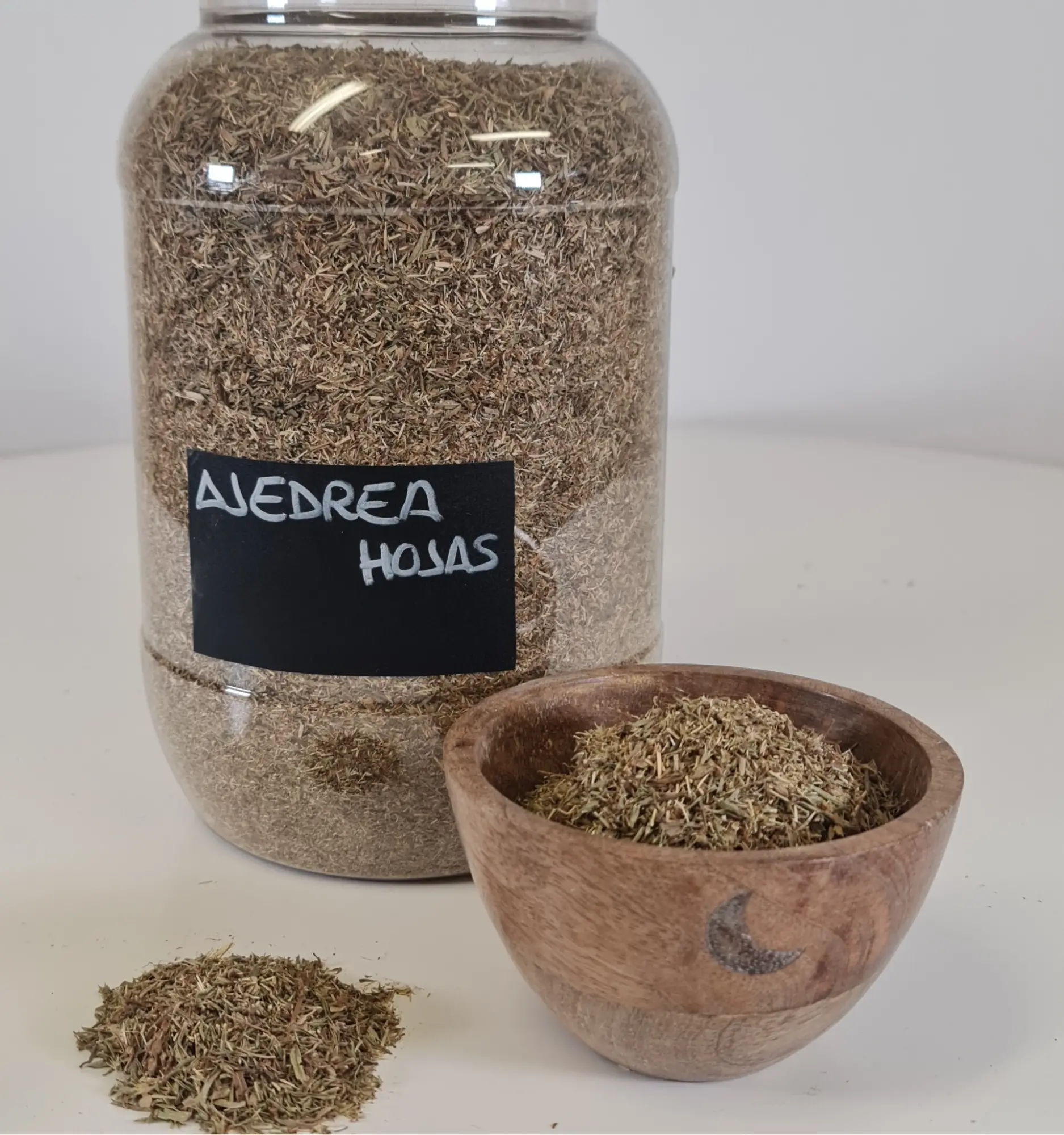 Ajedrea hojas cuenco y bote