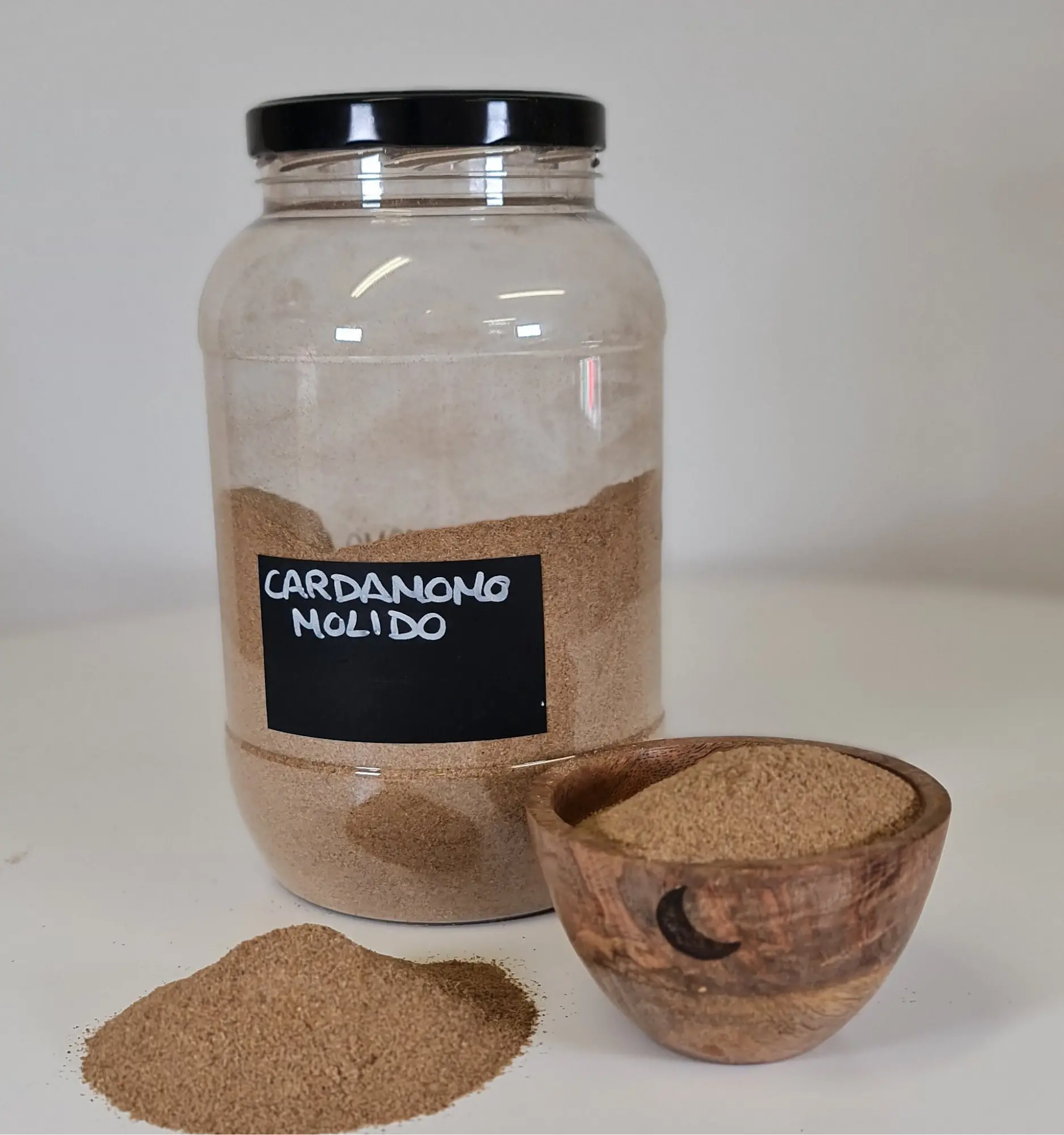 Cardamomo molido bote y cuenco