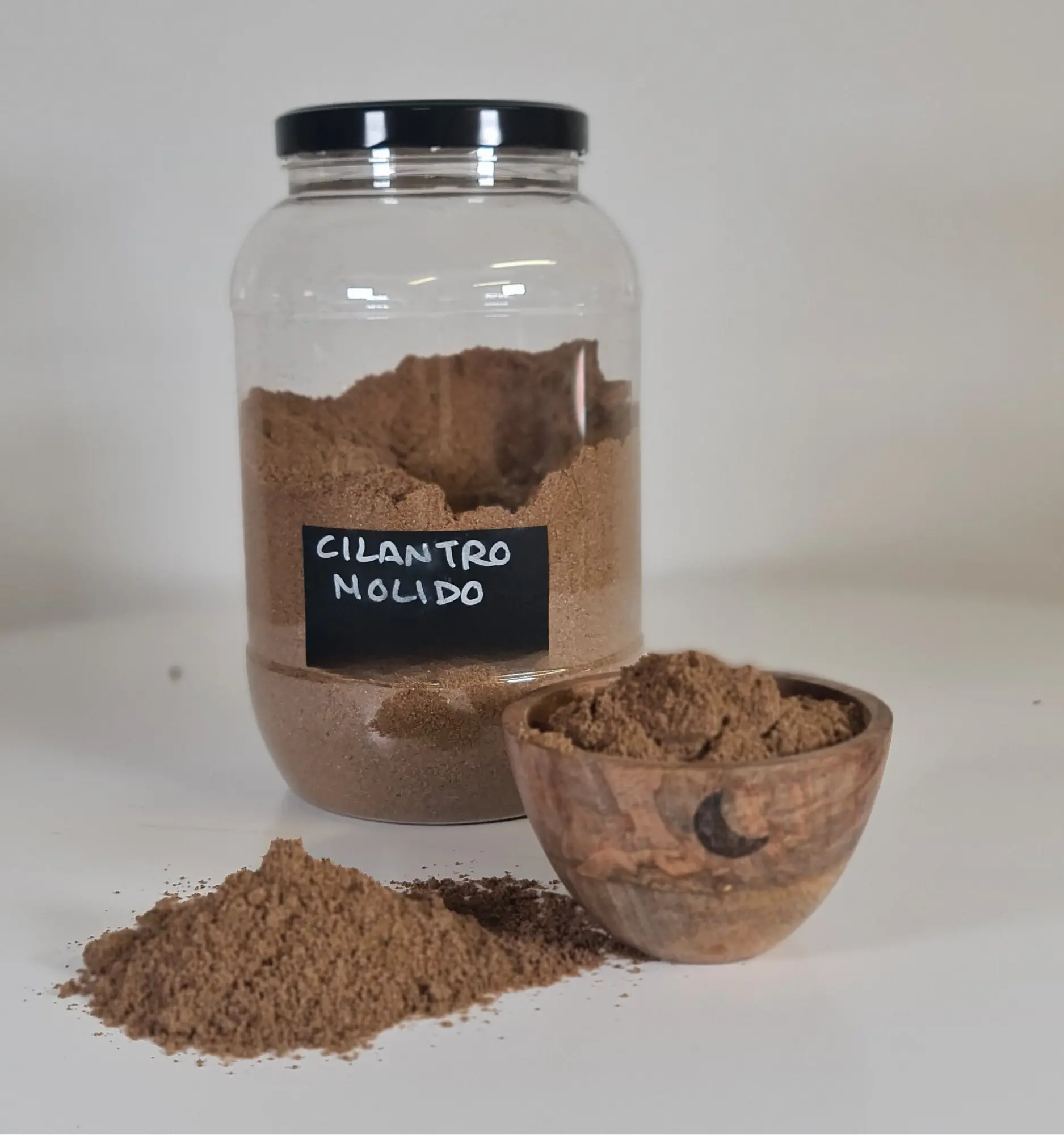 Cilantro molido cuenco y bote