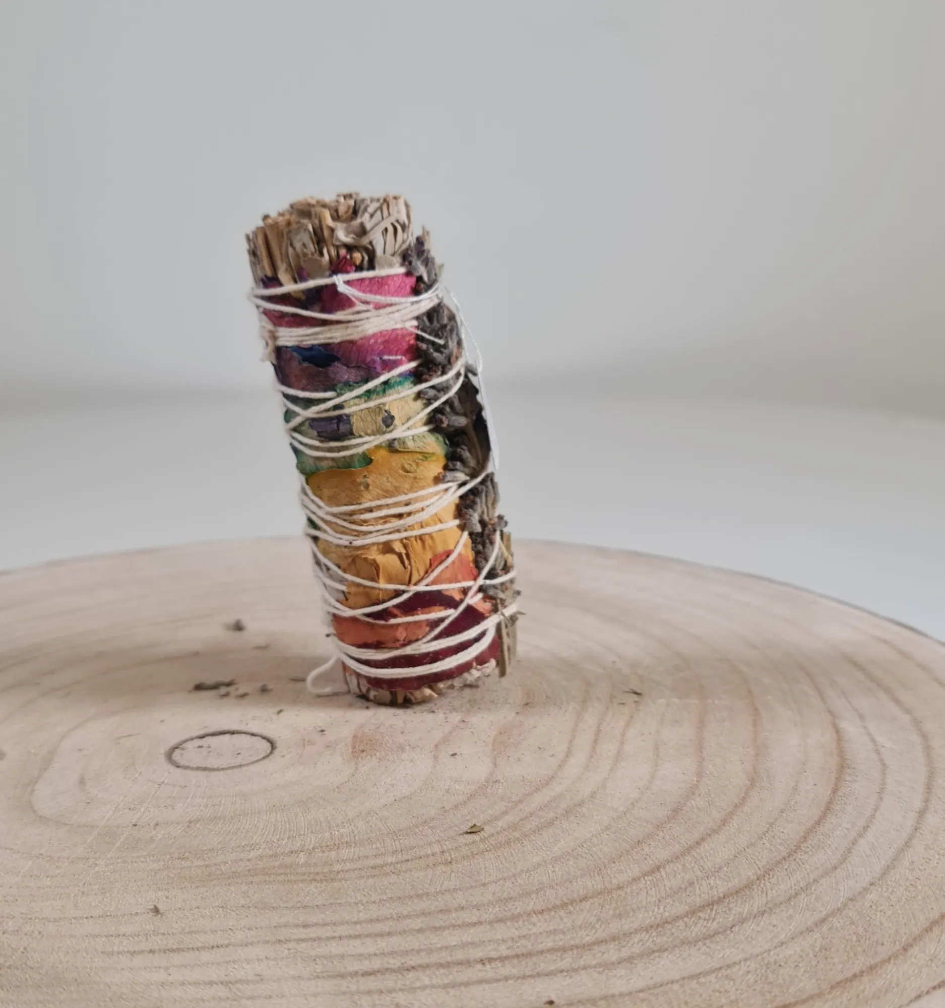 Atado de salvia blanca y pétalos chacras