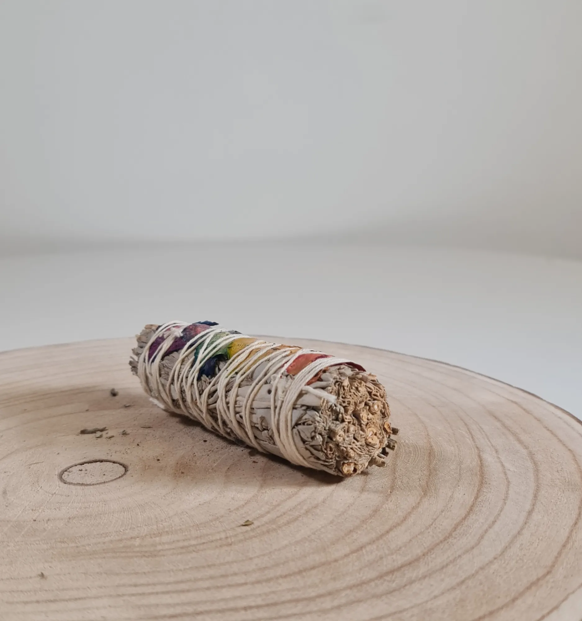 Atado de salvia blanca y pétalos chacras