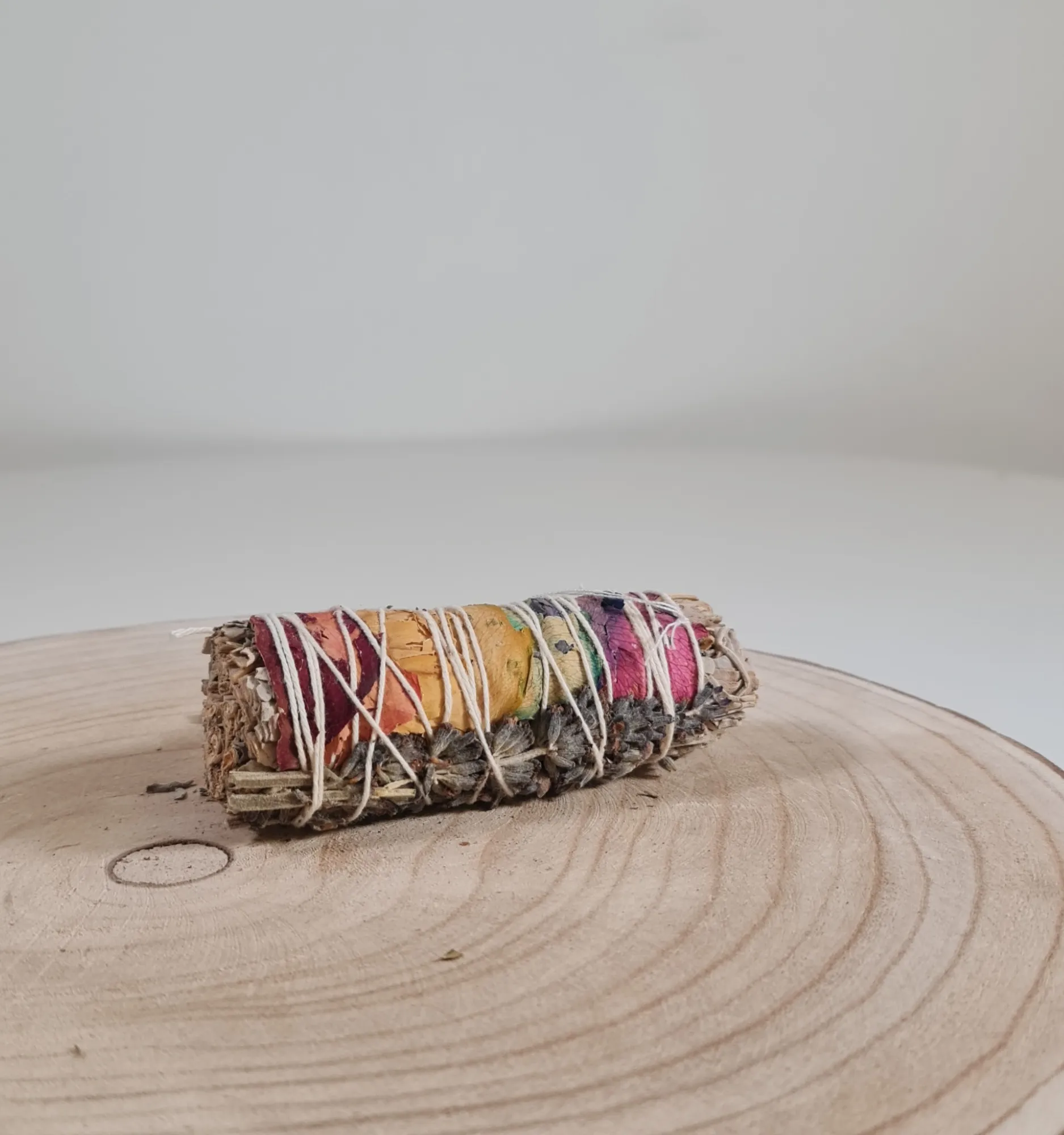 Atado de salvia blanca y pétalos chacras