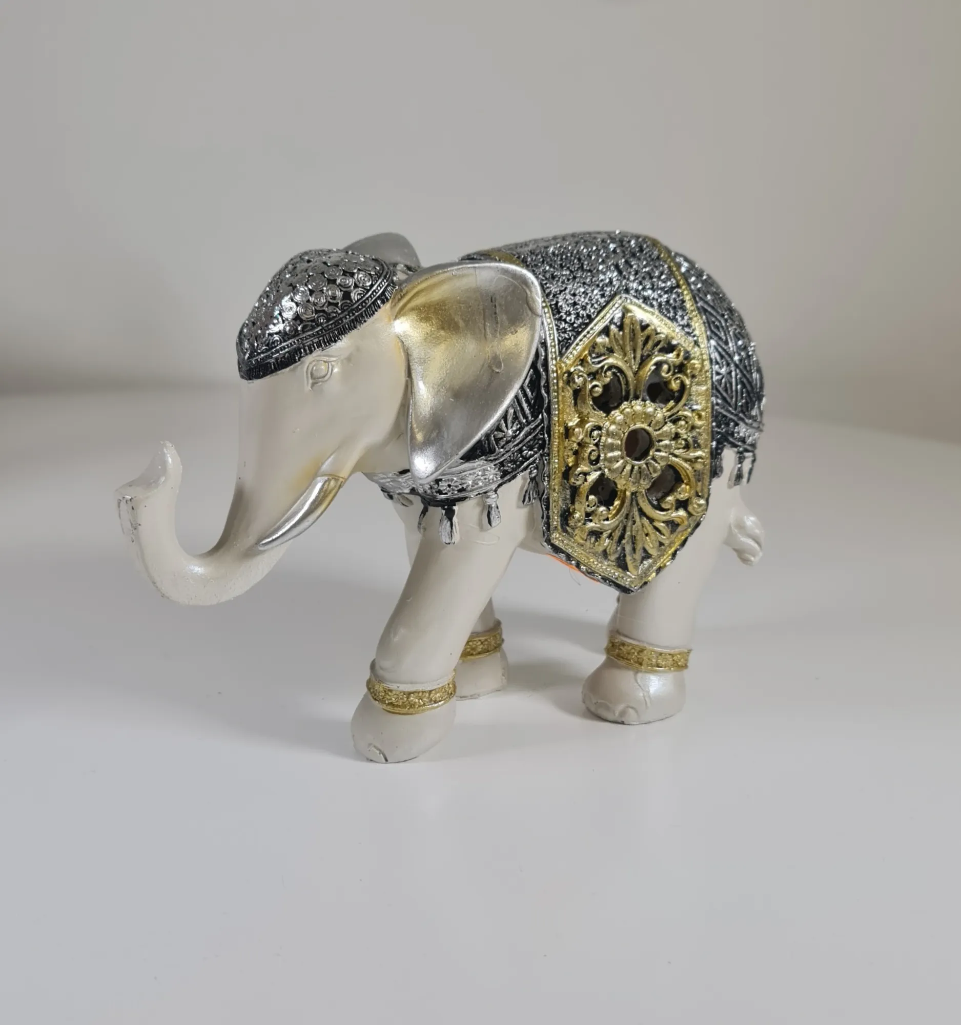 Elefante del dinero adornado