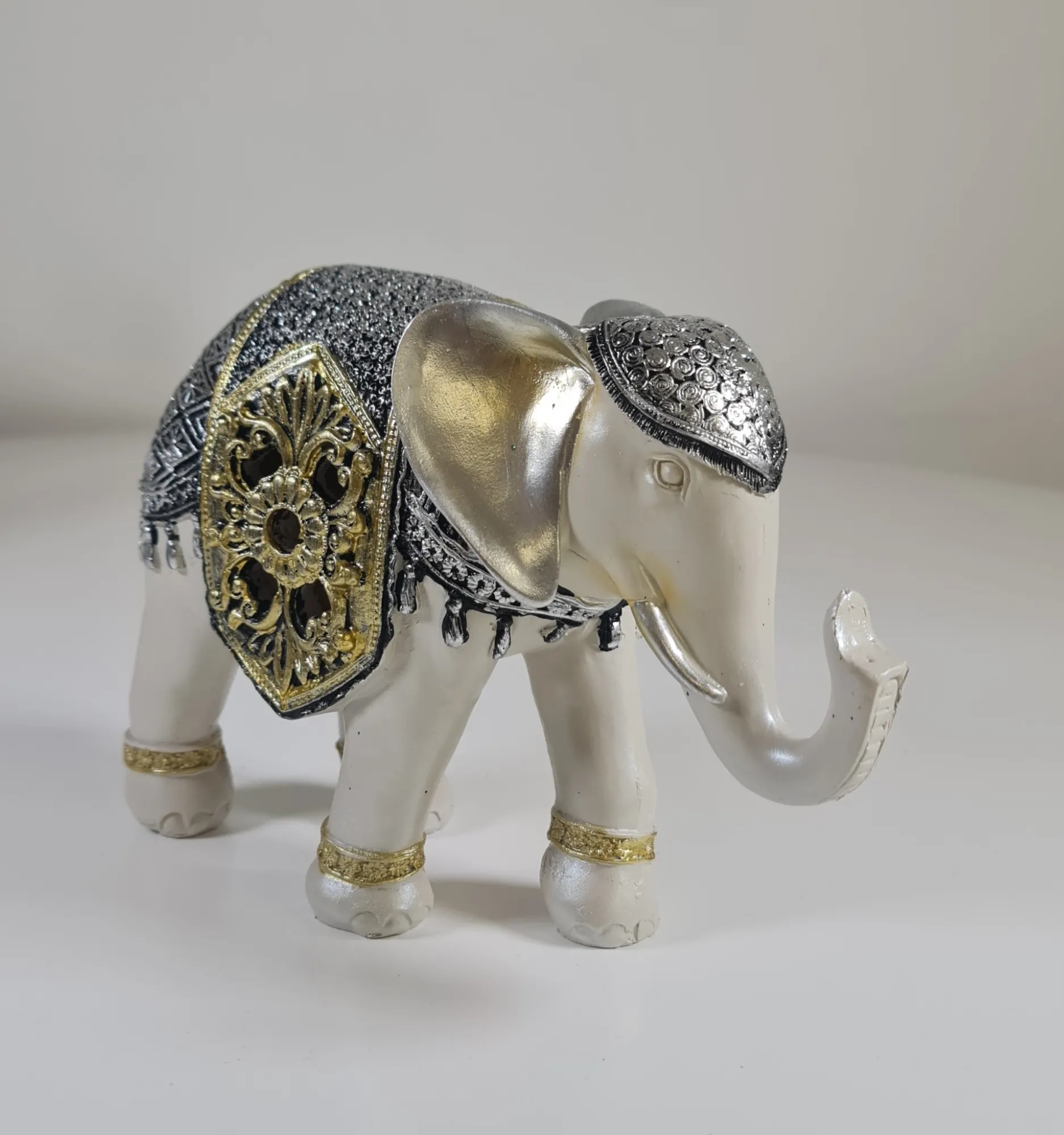 Elefante del dinero adornado