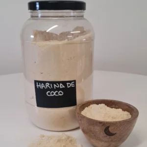 Harina de coco bote y cuenco