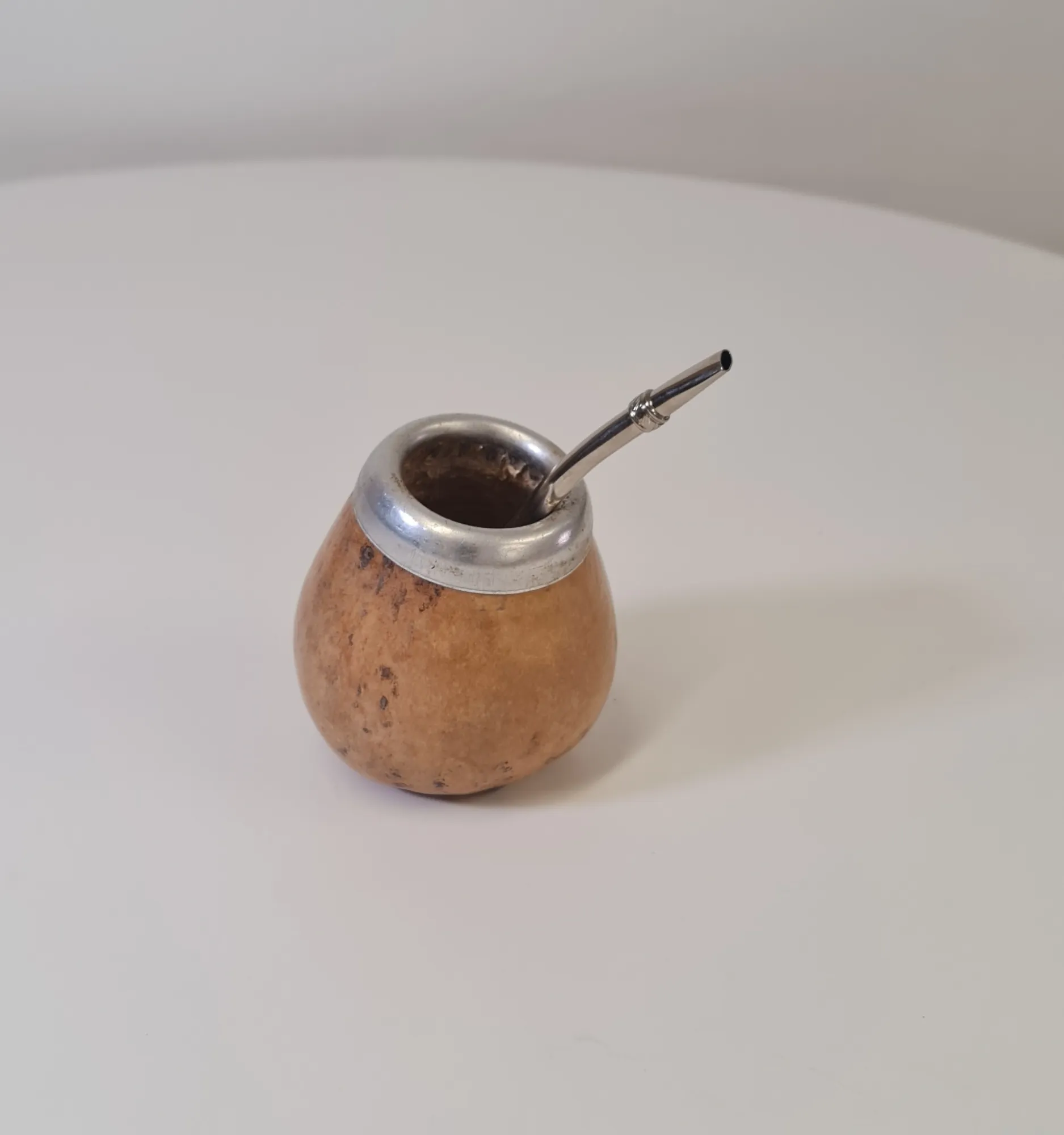 Mate marrón con borde
