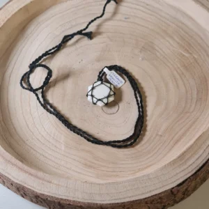 Colgante howlita blanca