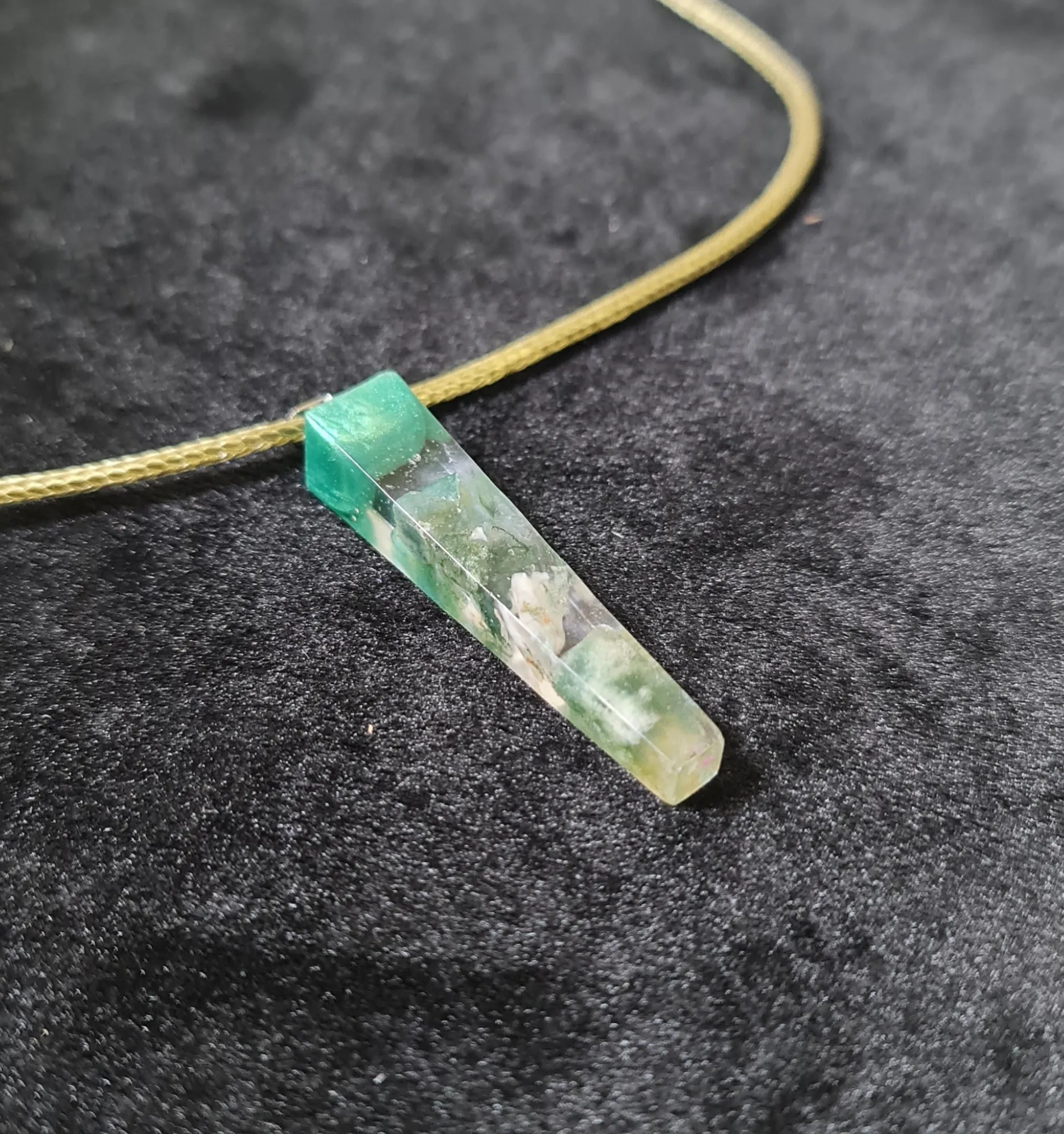 Collar Resina y Cuarzo Verde