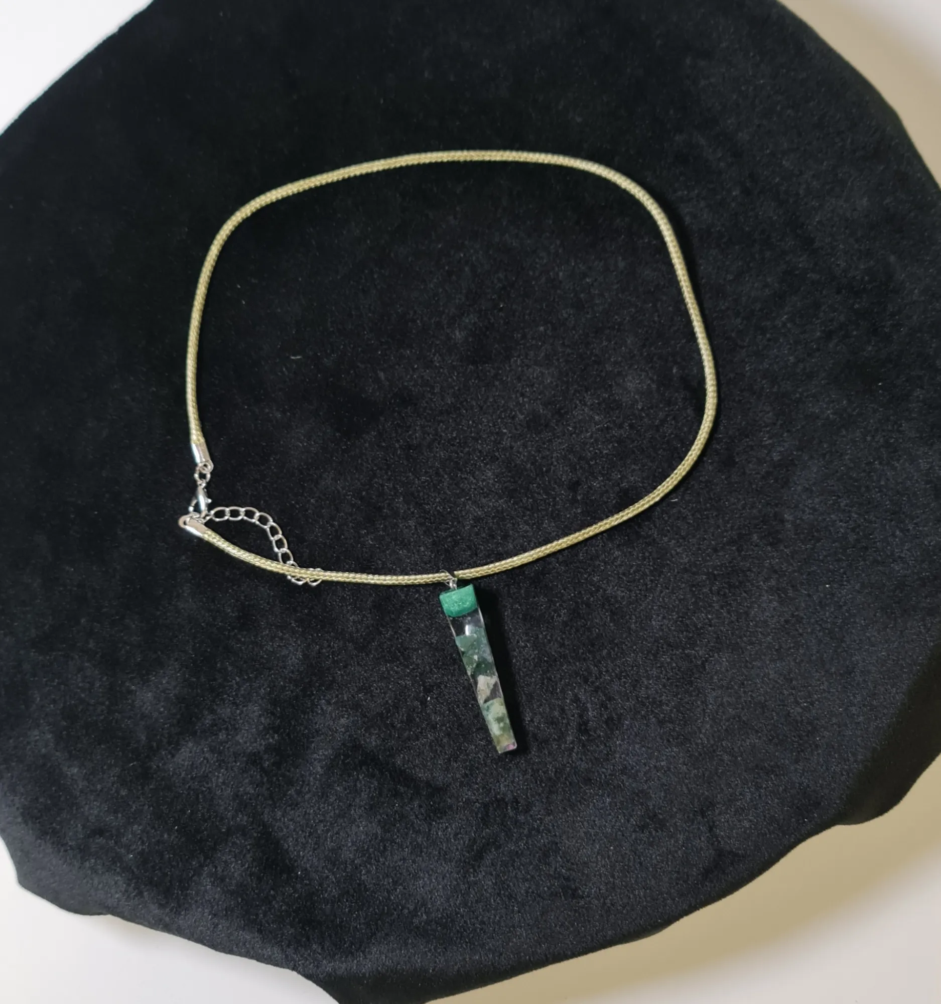 Collar Resina y Cuarzo Verde