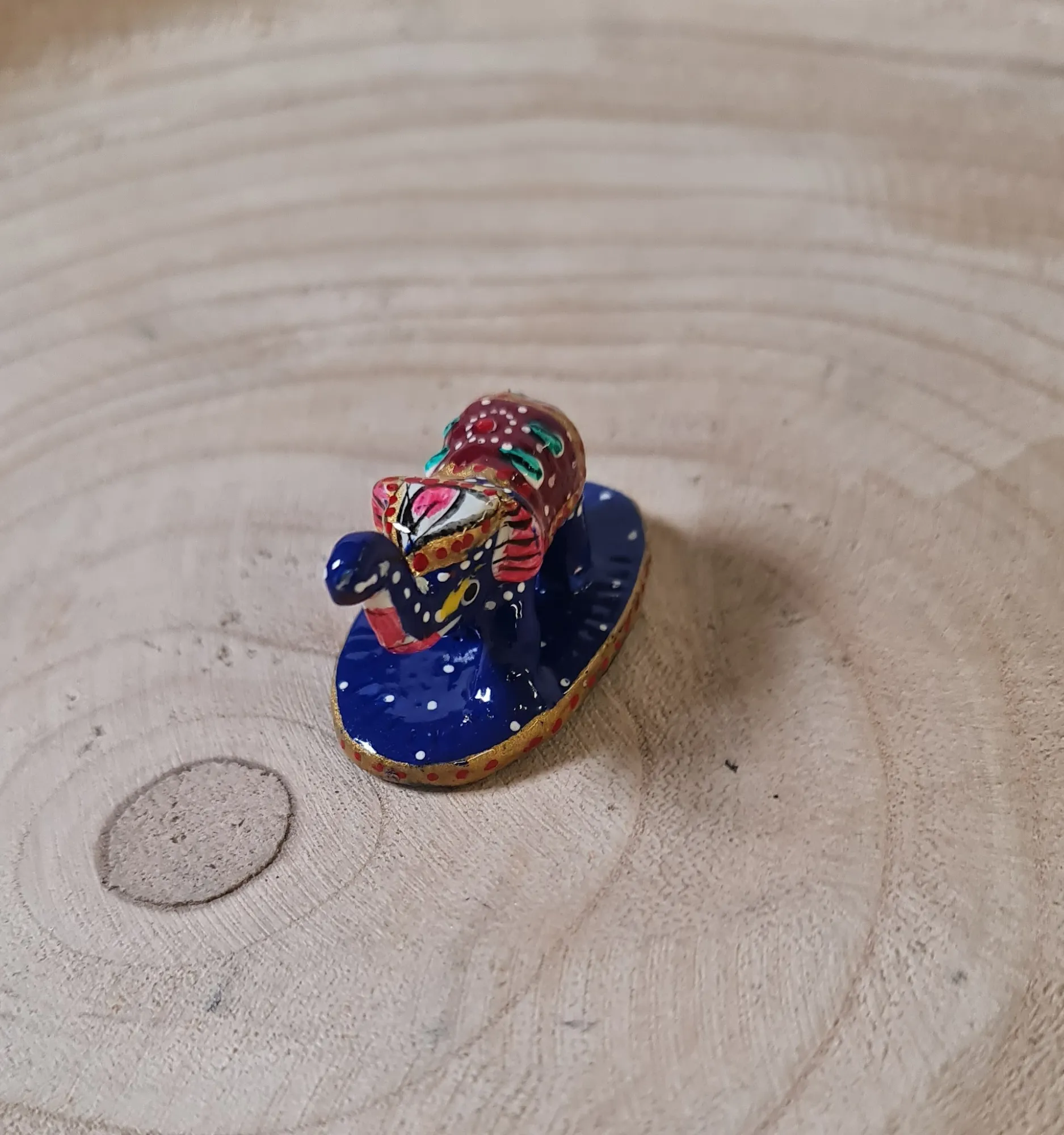 Elefante en miniatura azul