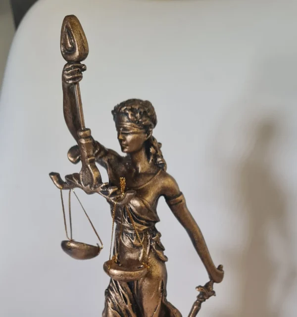 Figura Diosa de la Justicia - más allá de lo natural