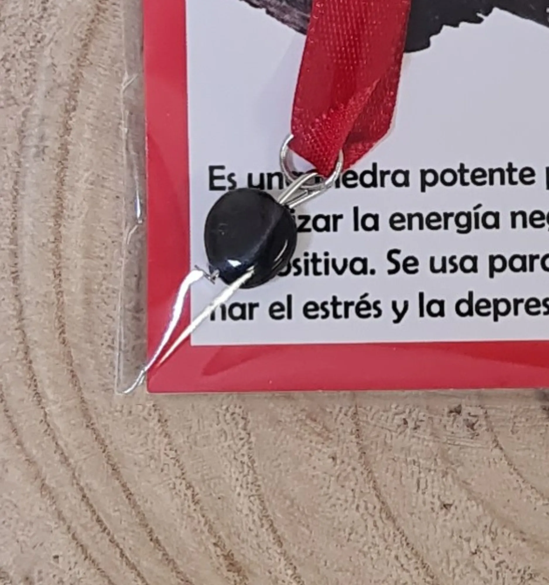 Lazo rojo con turmalina