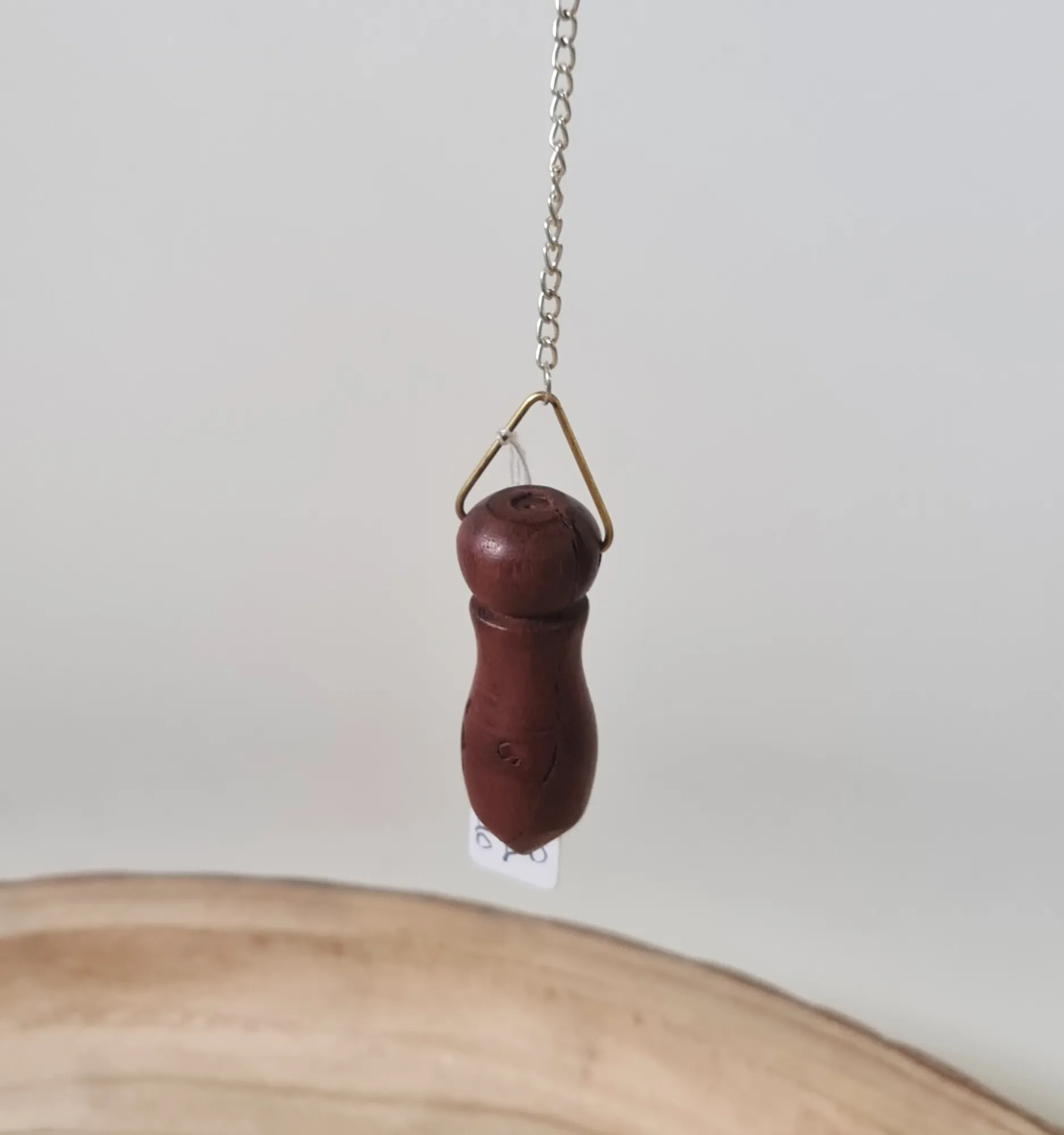 Péndulo de madera egipcio