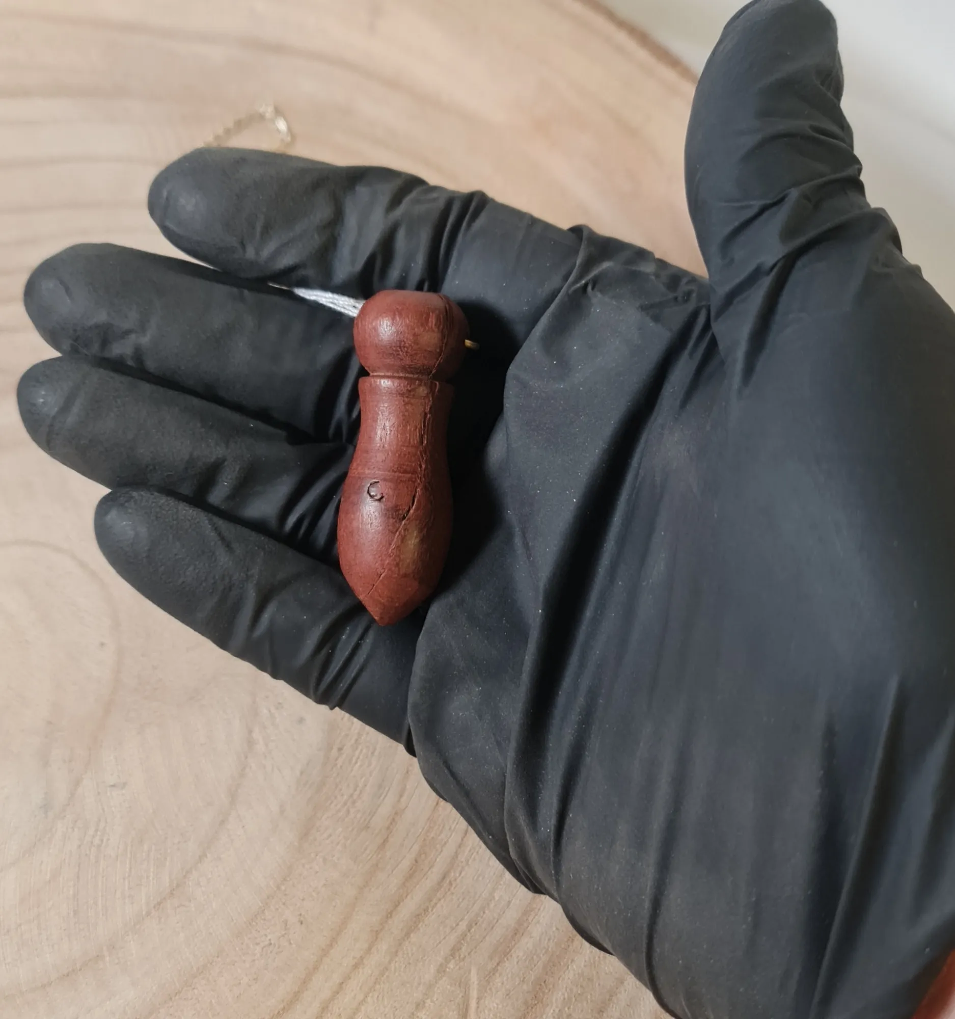 Péndulo de madera egipcio