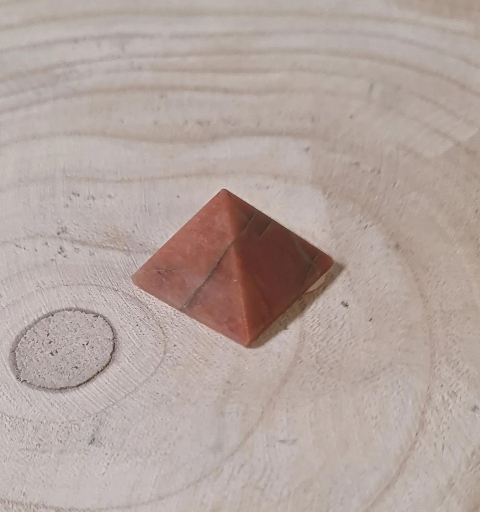 Pirámide de jade rojo