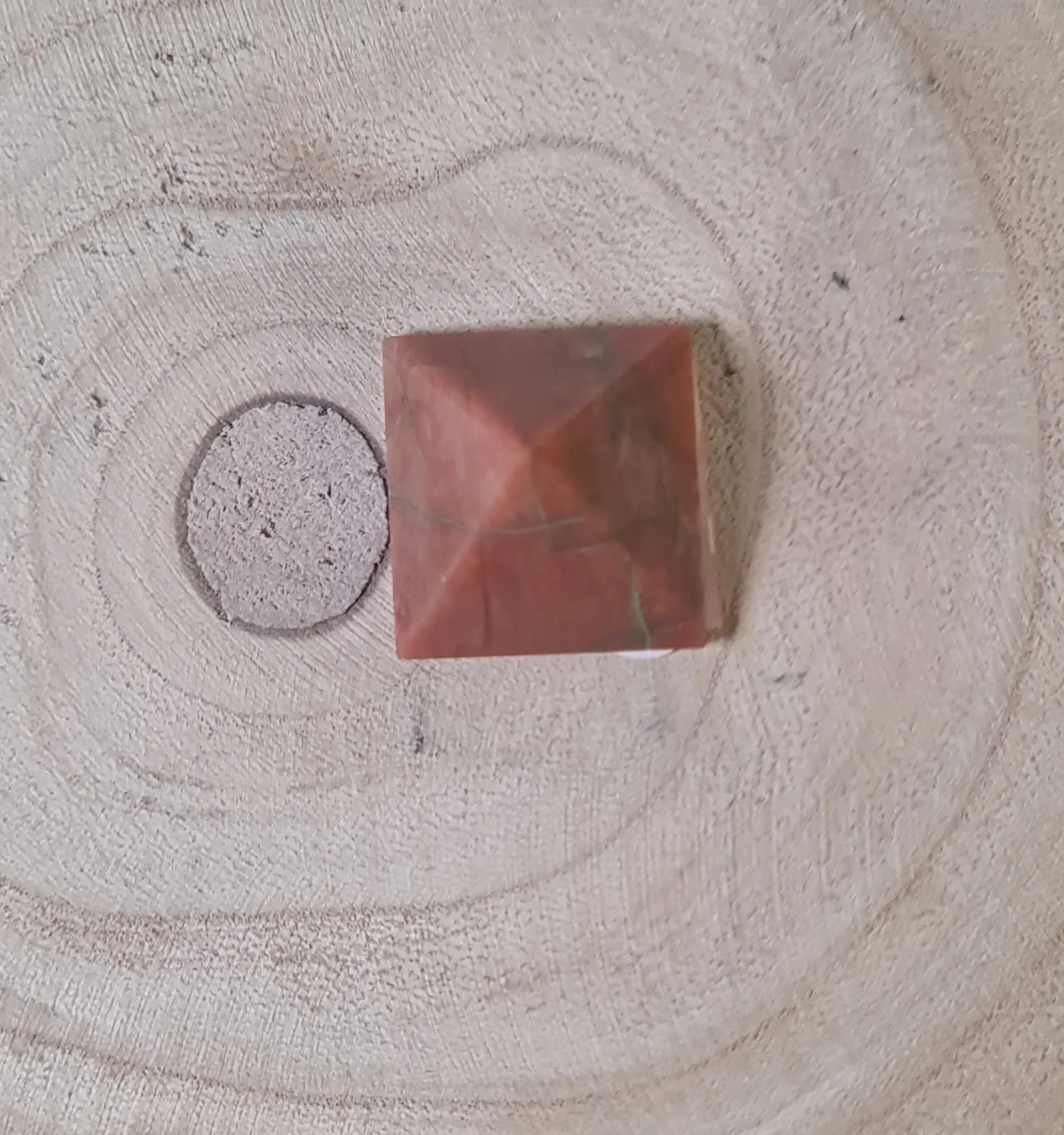 Pirámide de jade rojo