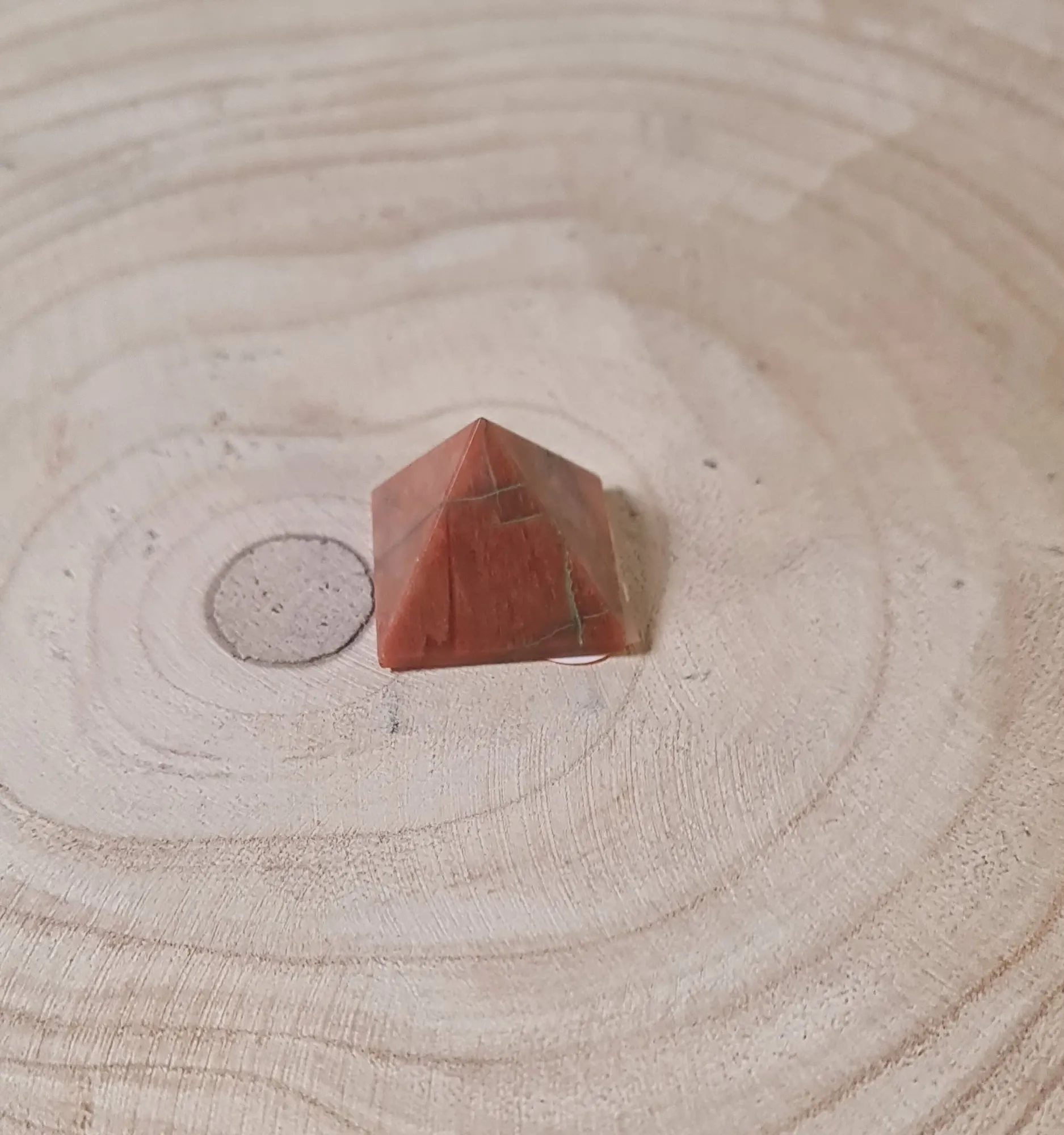 Pirámide de jade rojo