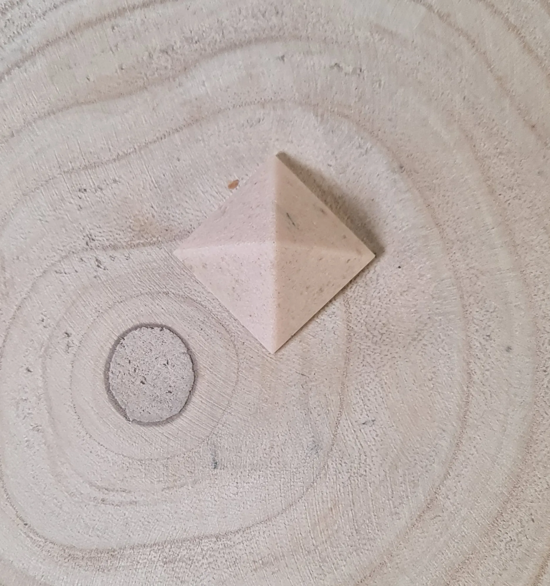 Pirámide de jaspe rojo