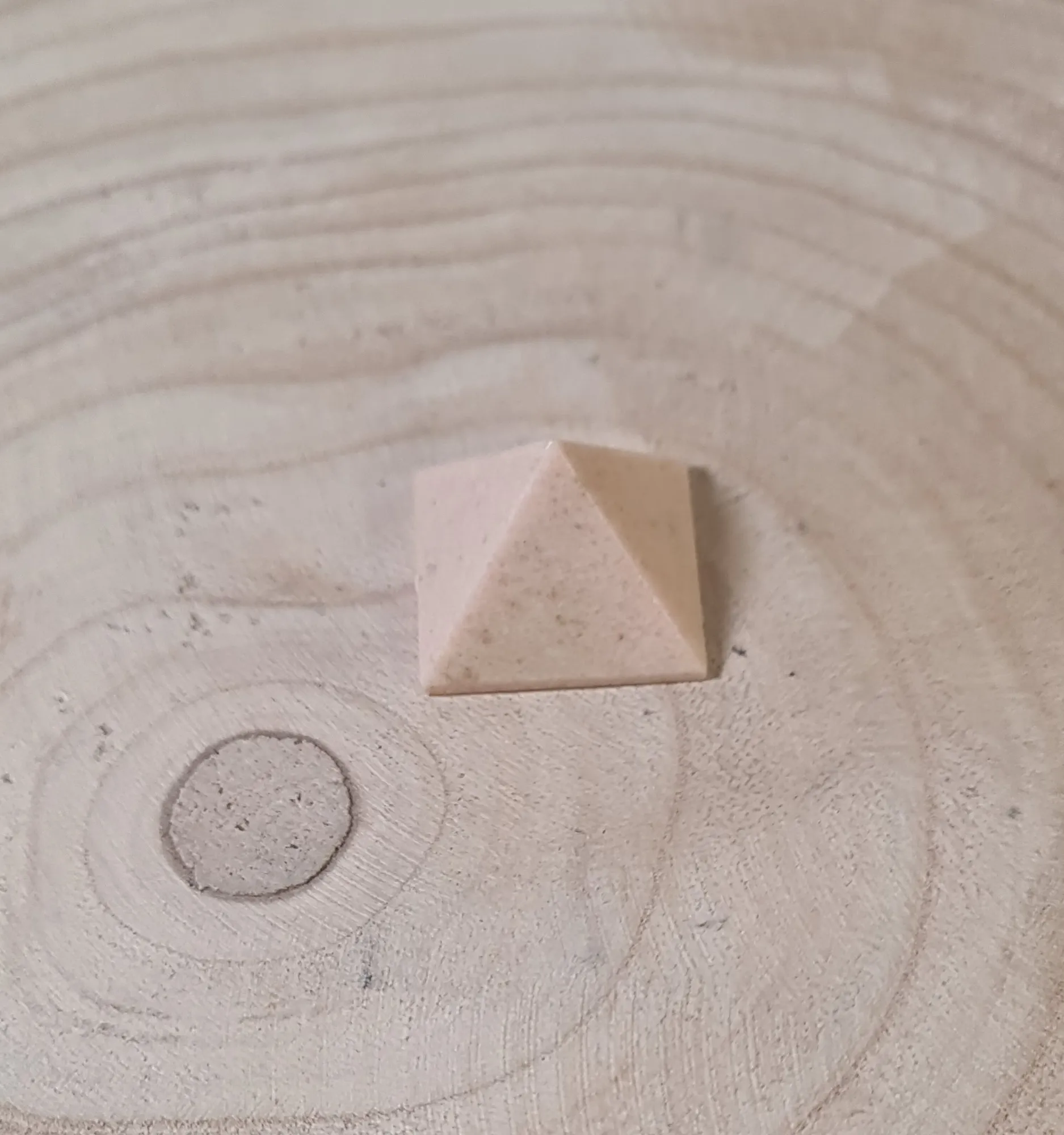 Pirámide de jaspe rojo