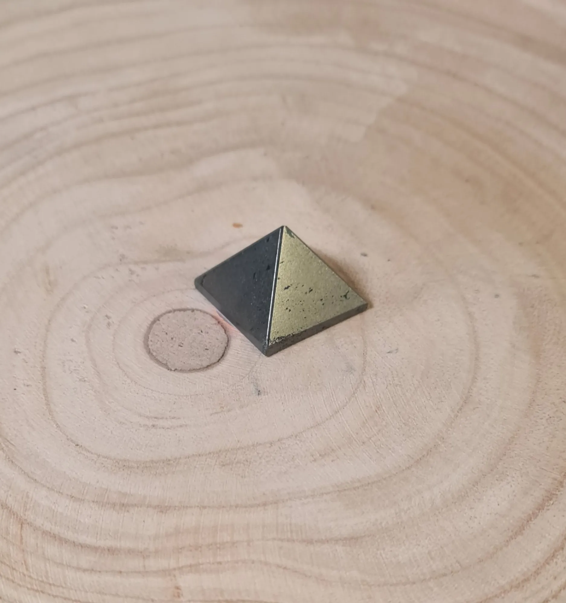 Pirámide shunguita pequeña