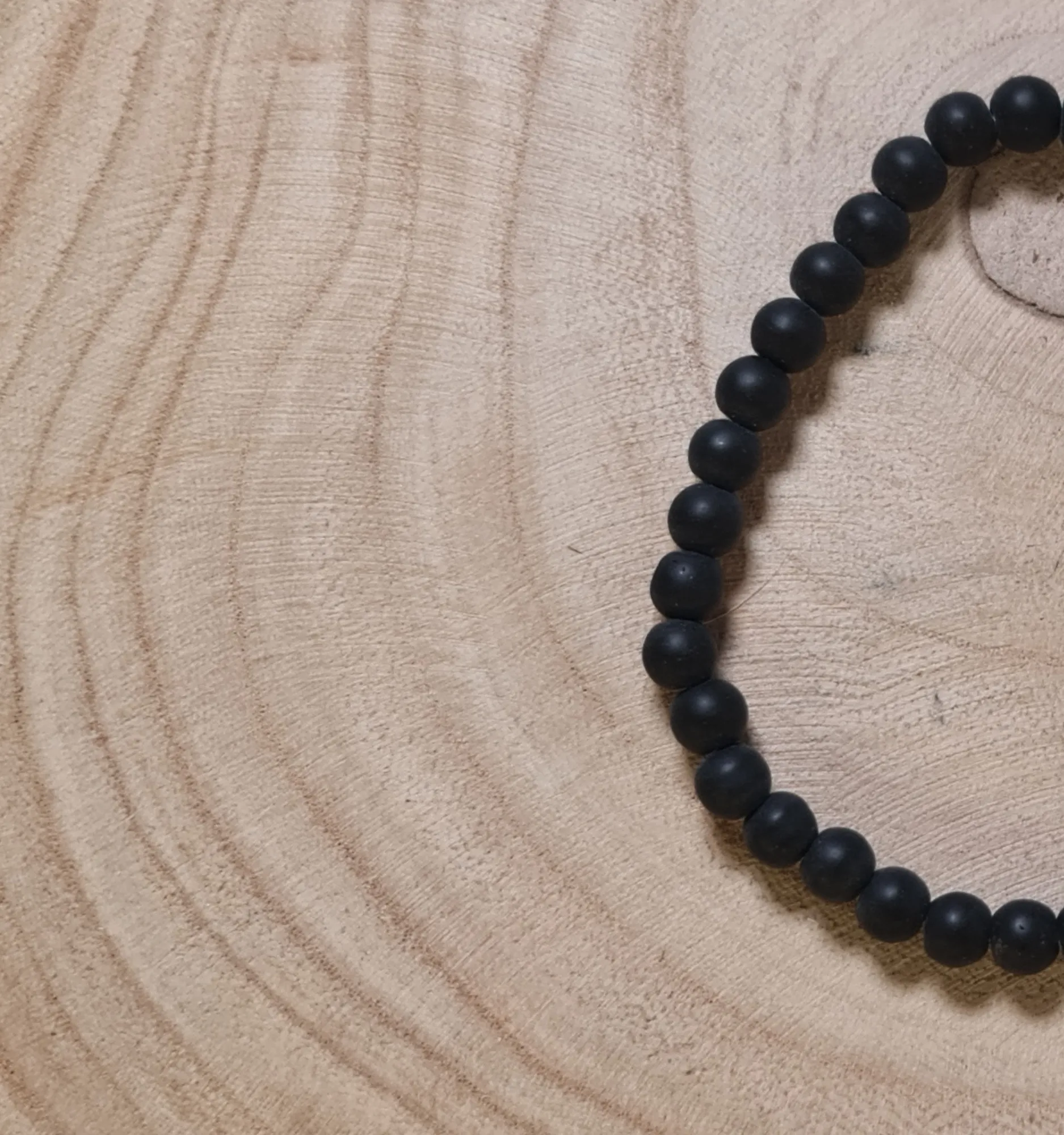 Pulsera shunguita reconstruida