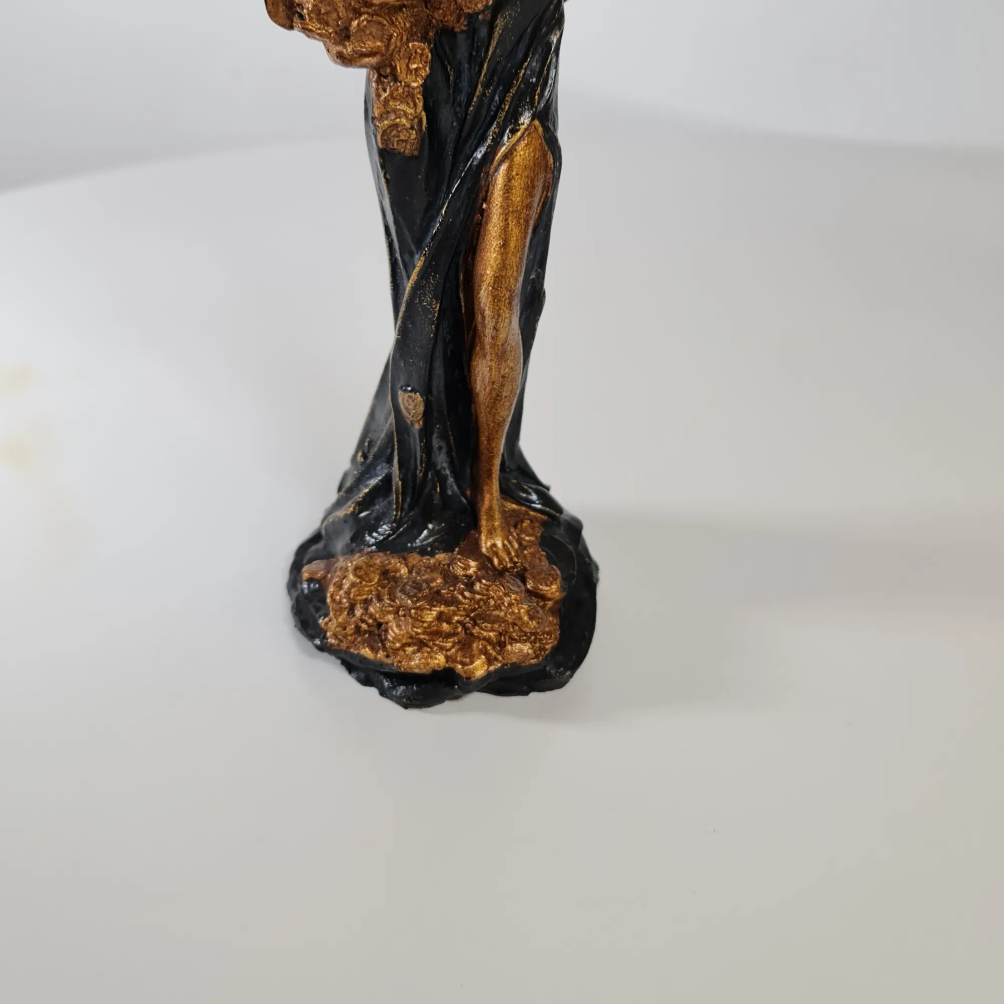 Figura Diosa de la Fortuna 27cm Vestido Negro