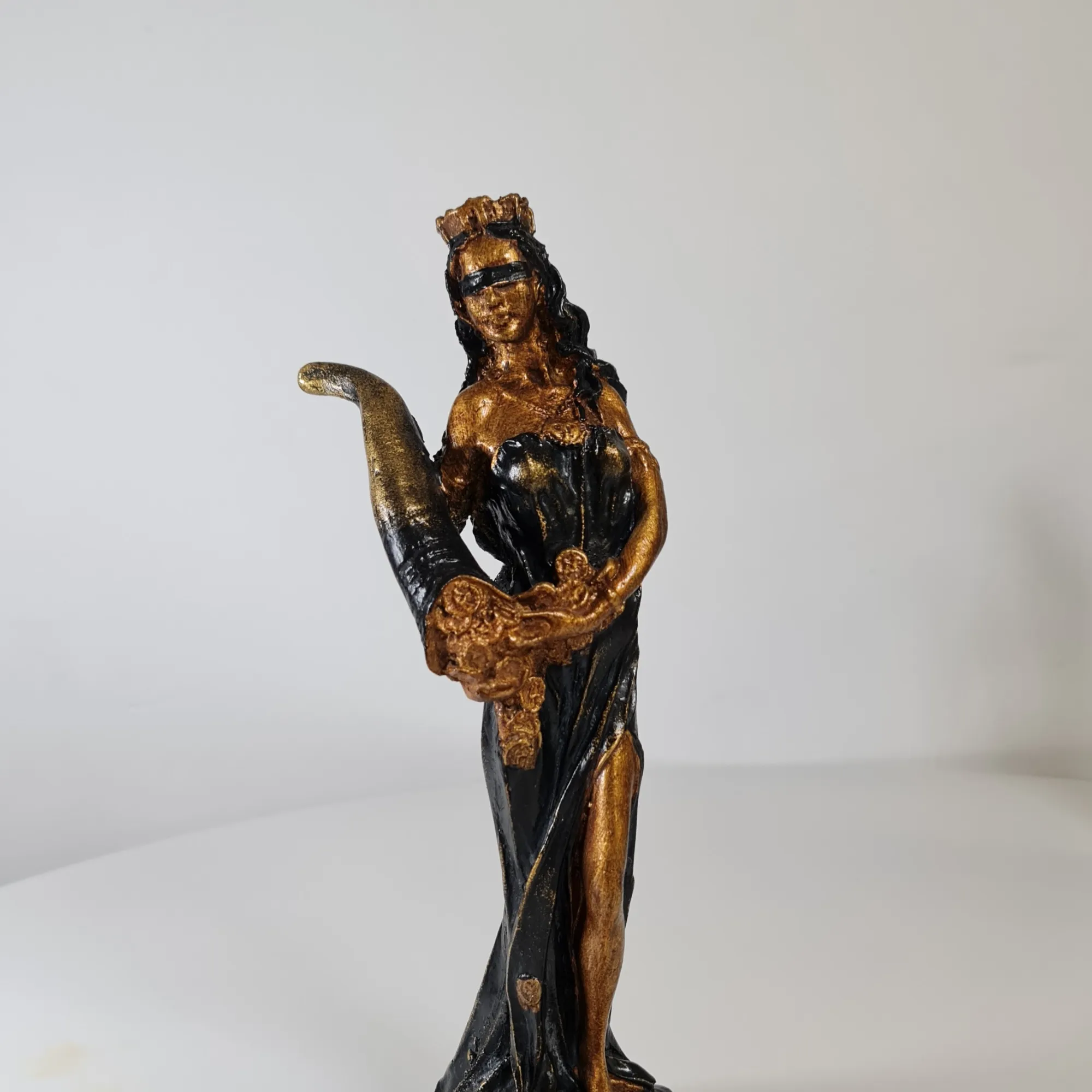 Figura Diosa de la Fortuna 27cm Vestido Negro