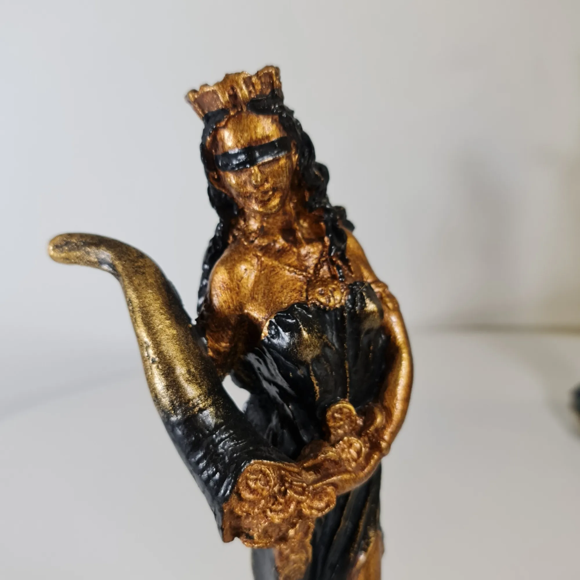 Figura Diosa de la Fortuna 27cm Vestido Negro