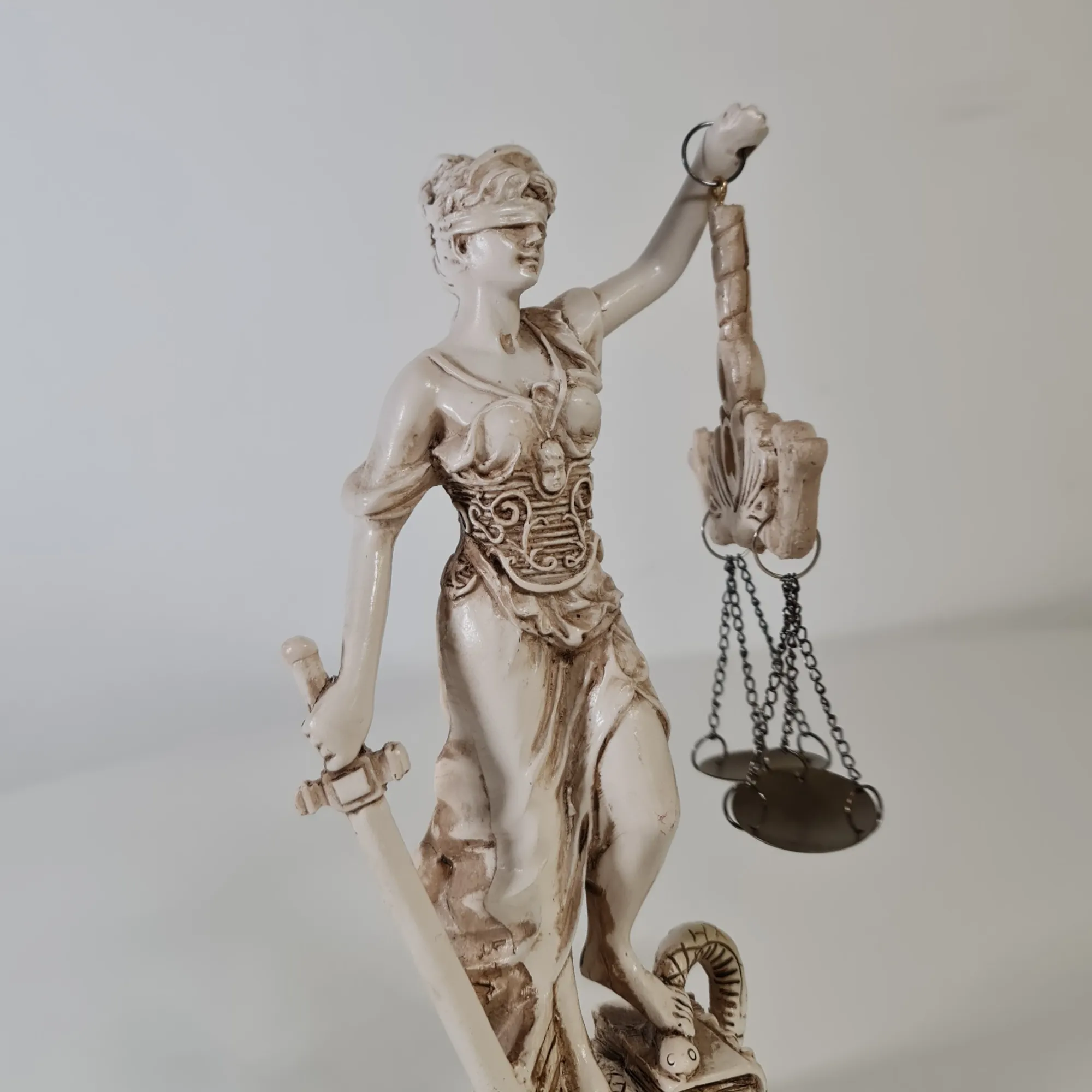 Figura Diosa de la Justicia Blanca 19cm