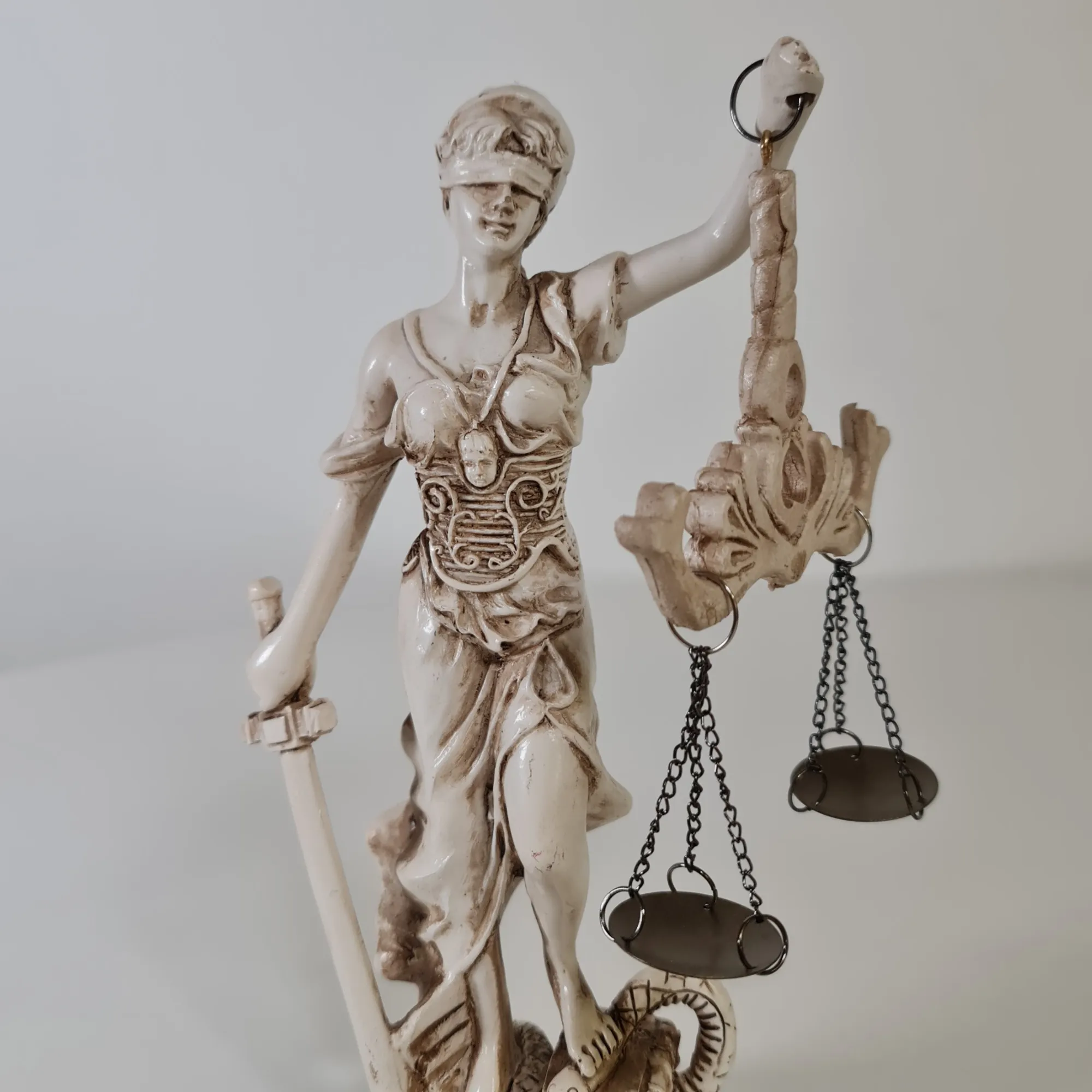 Figura Diosa de la Justicia Blanca 19cm