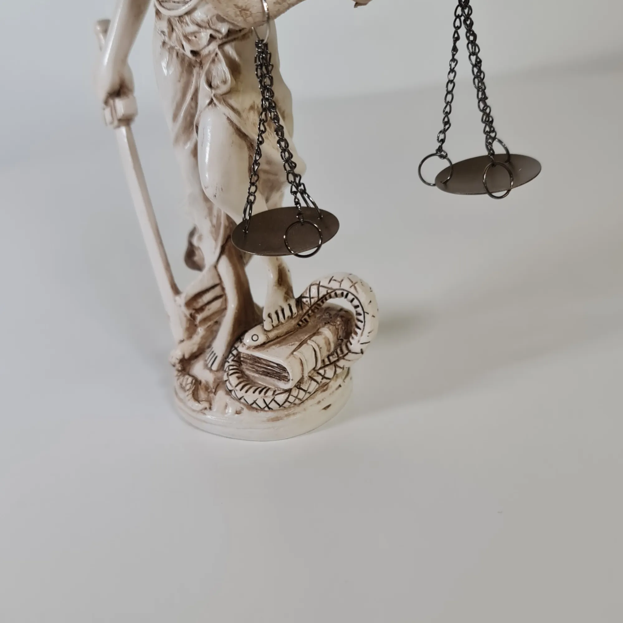 Figura Diosa de la Justicia Blanca 19cm