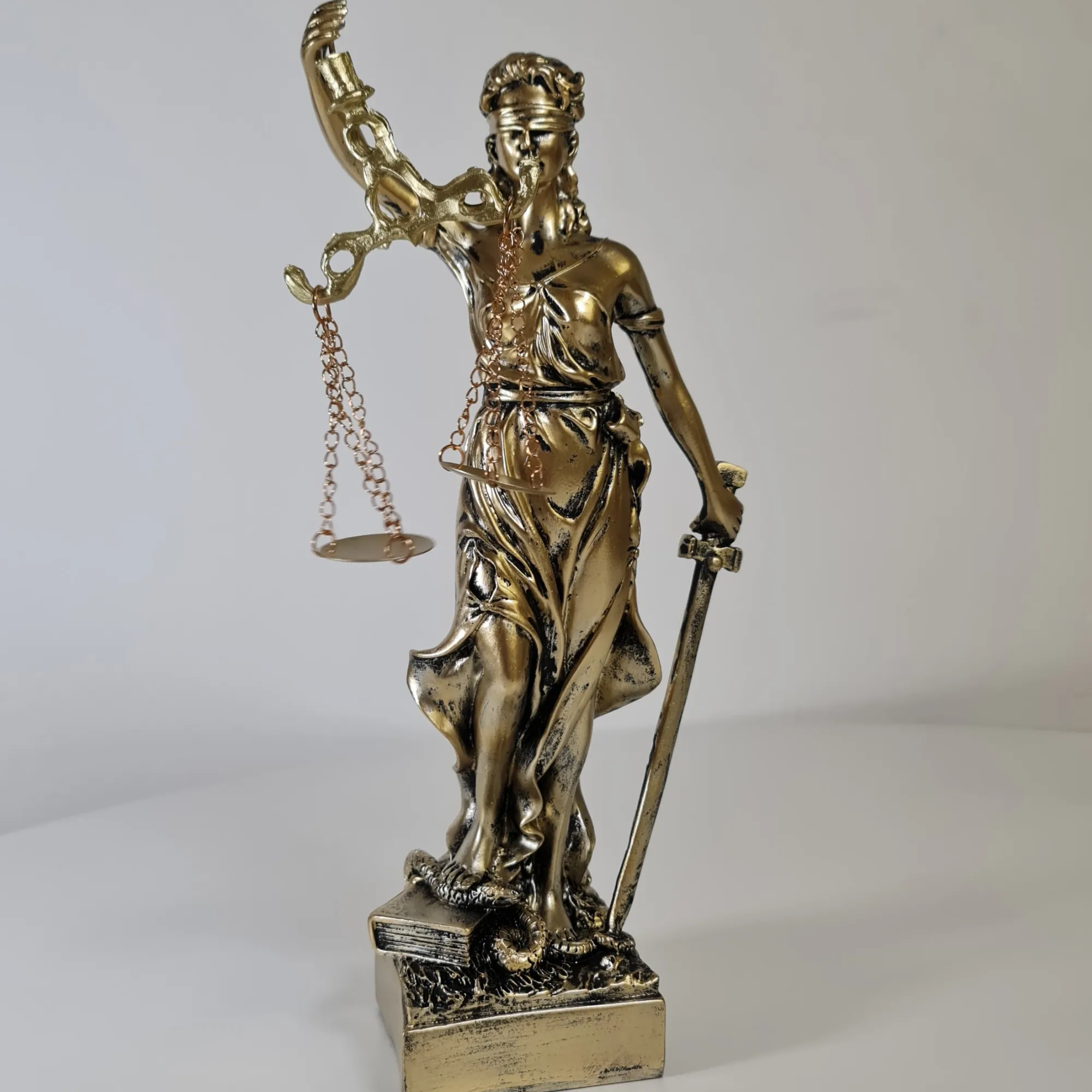 Figura Diosa de la Justicia Dorada 19cm