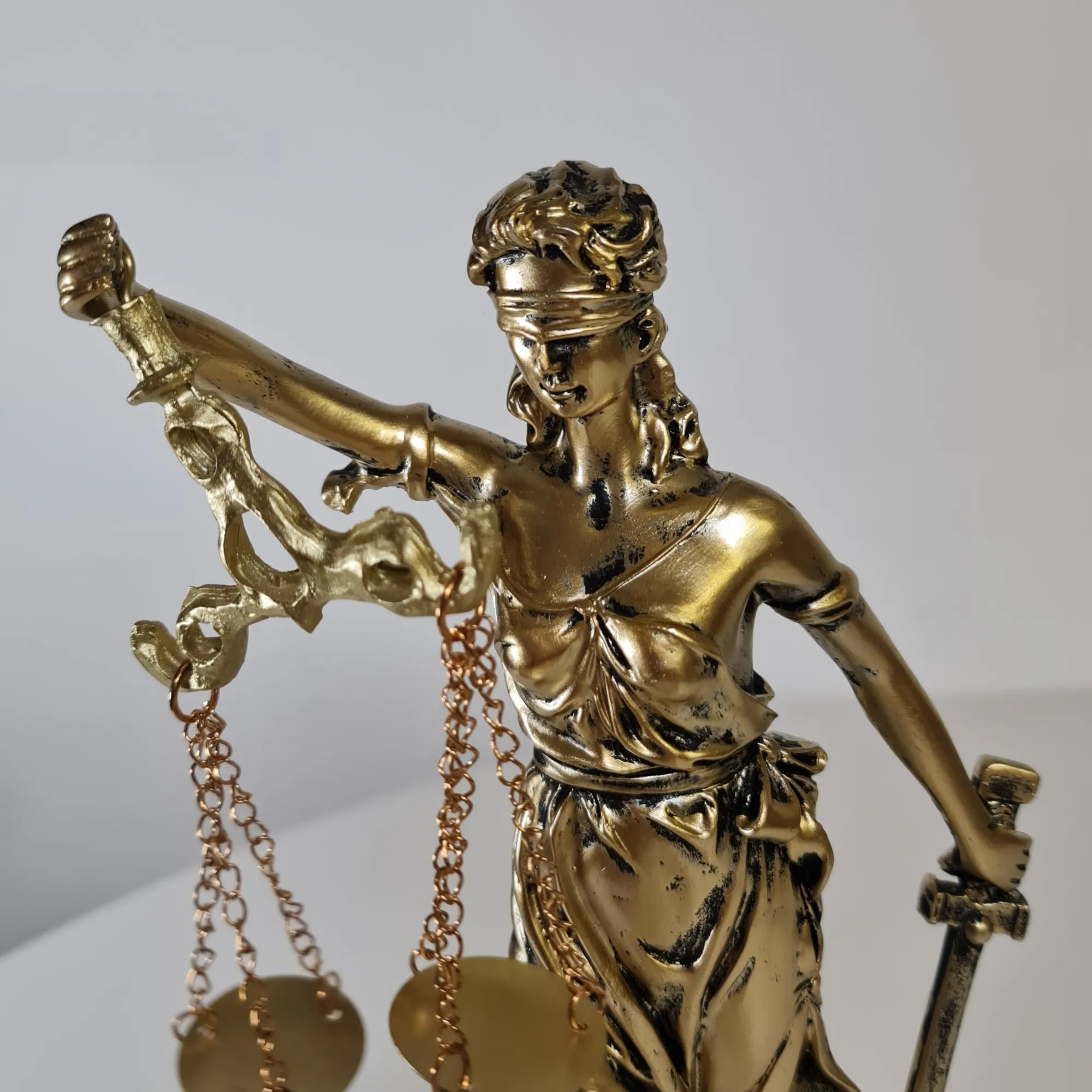 Figura Diosa de la Justicia Dorada 19cm