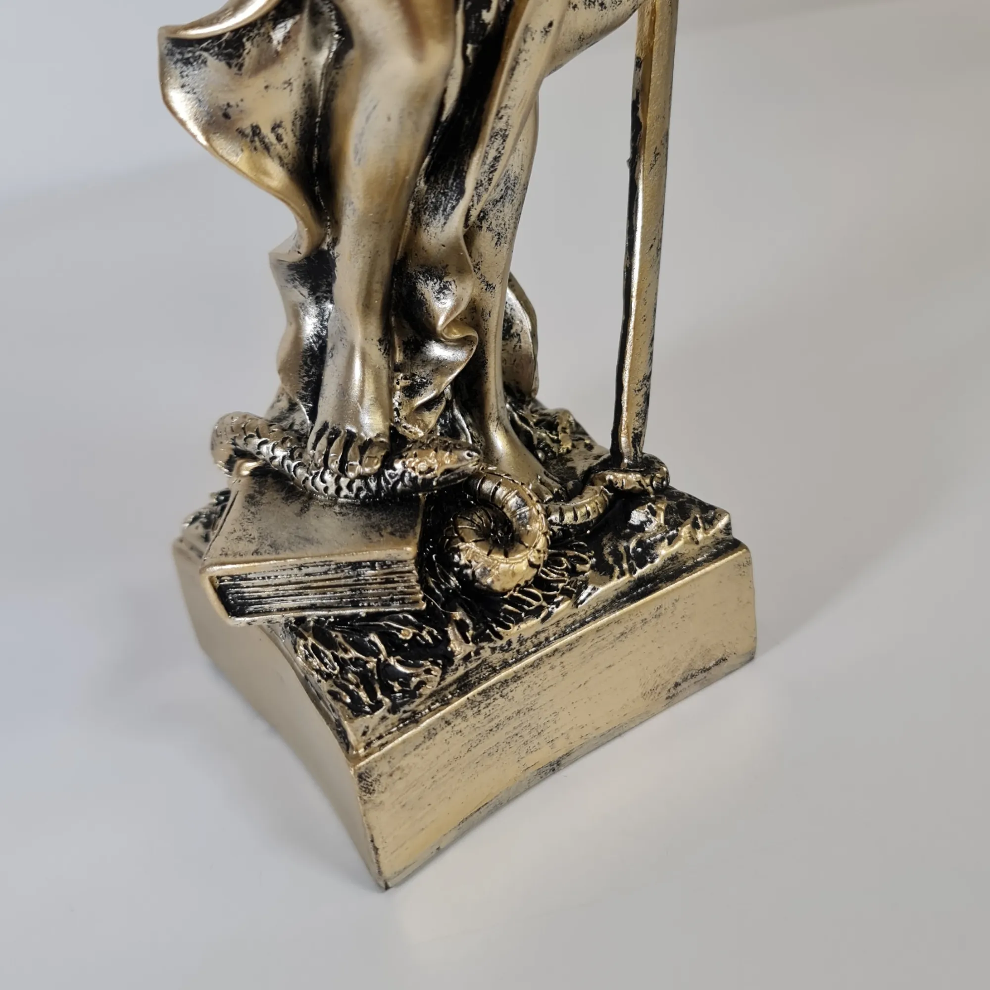 Figura Diosa de la Justicia Dorada 19cm