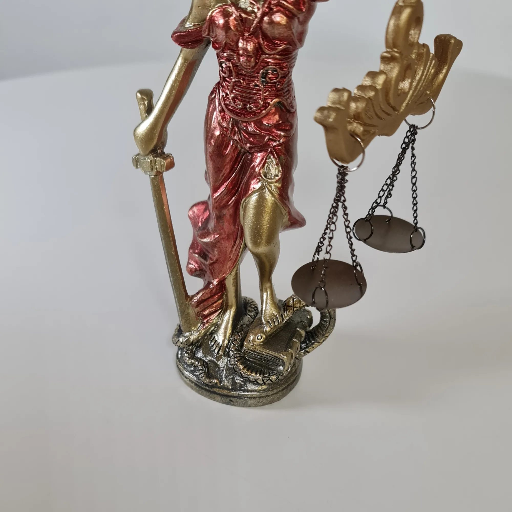 Figura Diosa de la Justicia Dorada Vestido Rojo 19cm
