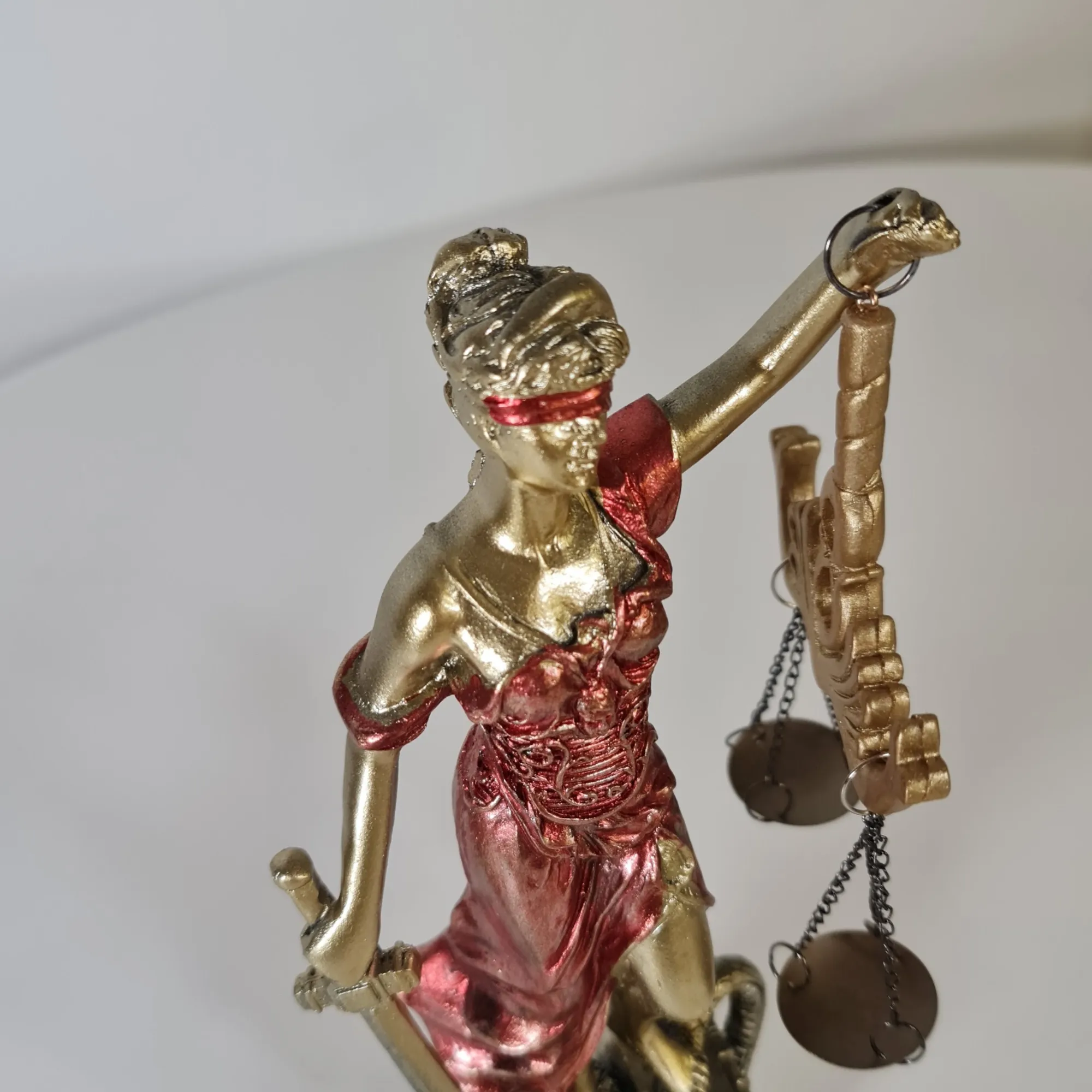 Figura Diosa de la Justicia Dorada Vestido Rojo 19cm