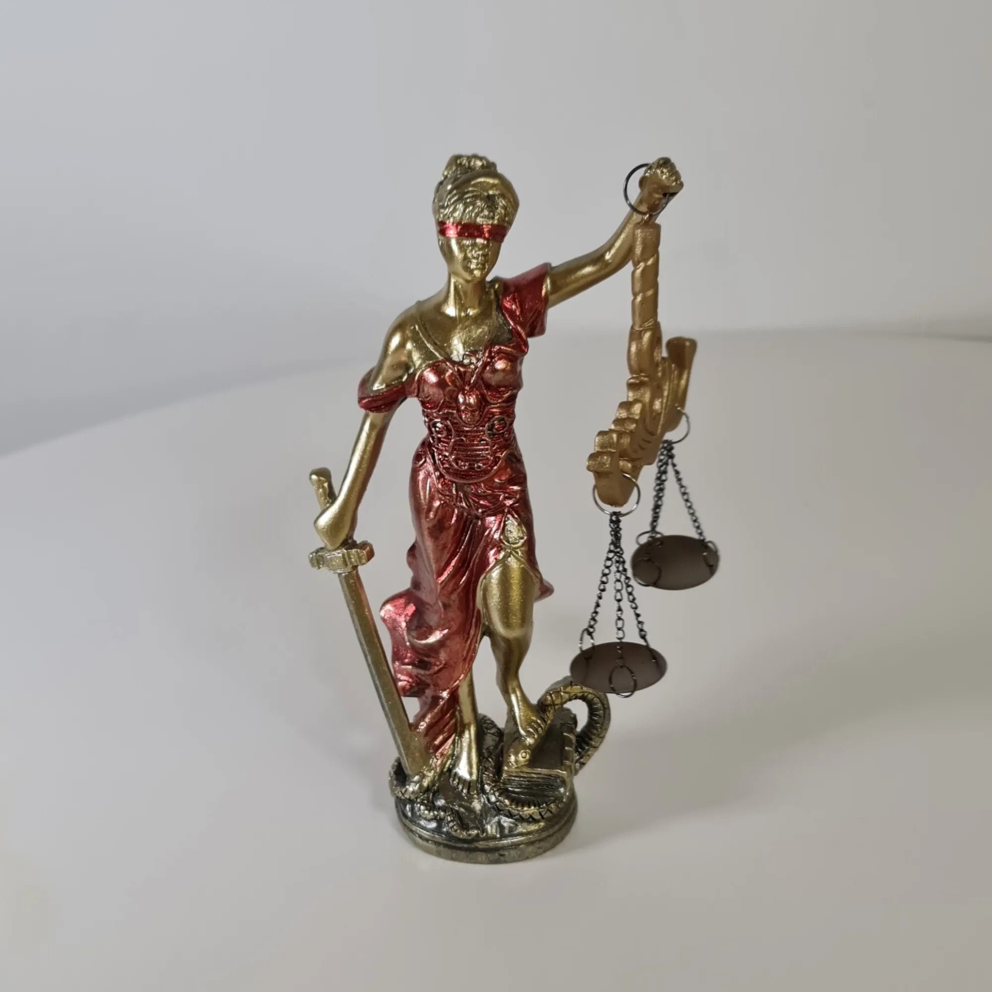 Figura Diosa de la Justicia Dorada Vestido Rojo 19cm