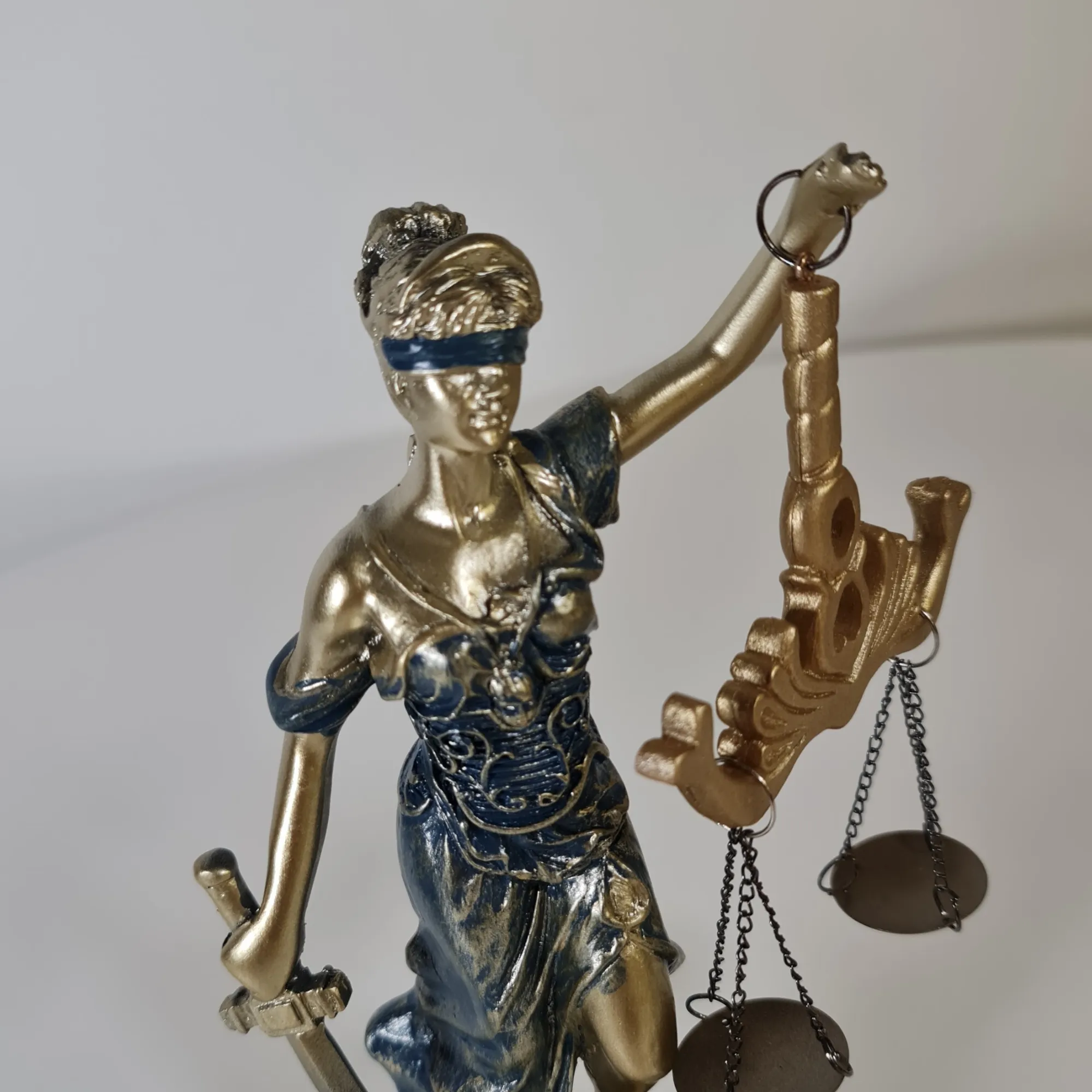 Figura Diosa de la Justicia Vestido Azul 19cm