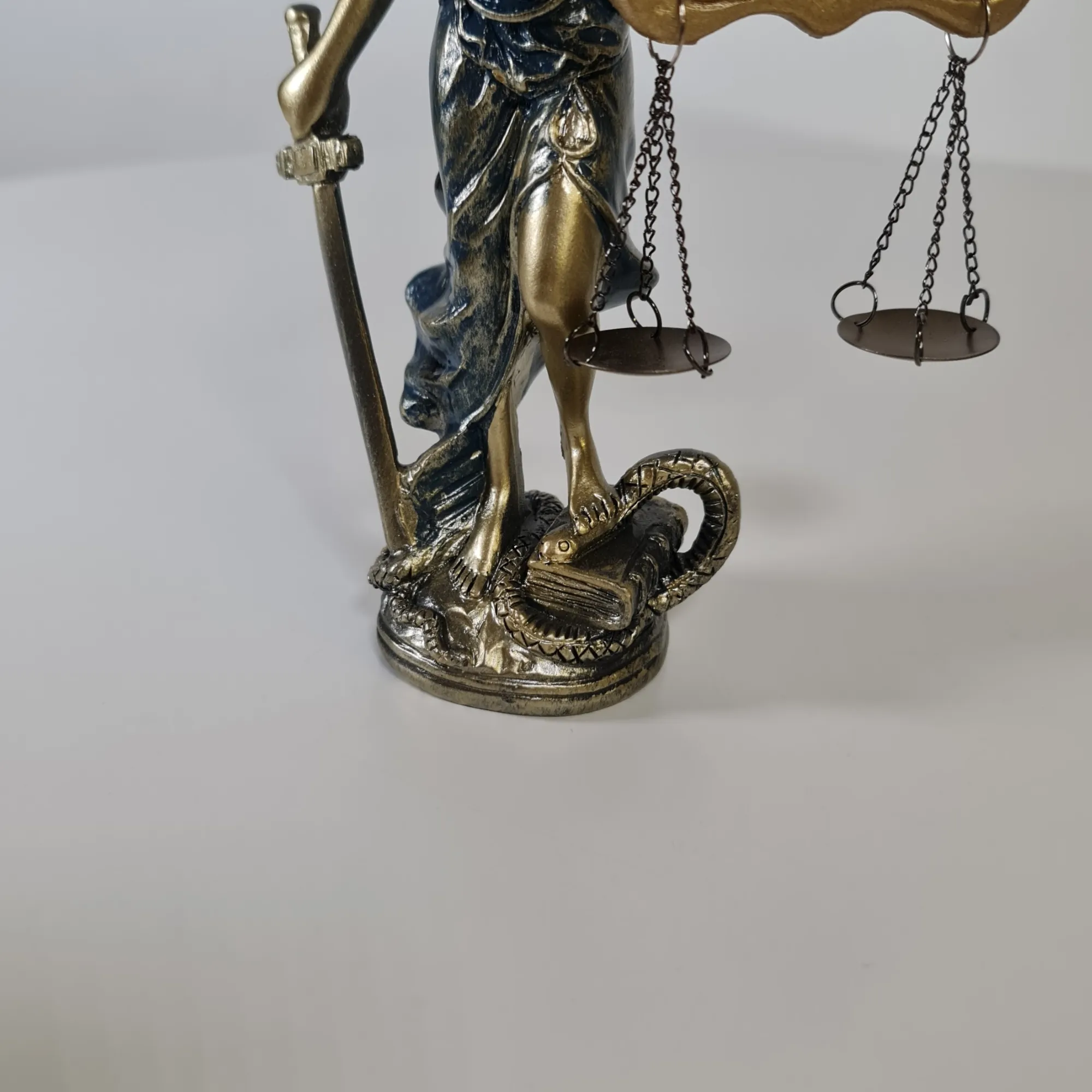 Figura Diosa de la Justicia Vestido Azul 19cm